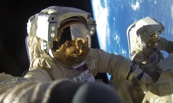 رائد فضاء إماراتي يسبح في الفضاء الخارجي المفتوح (فيديو)