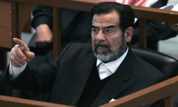 محامي صدام حسين ينفي استعانته بأشباهه لتمويه تحركاته إبان غزو العراق (فيديو)