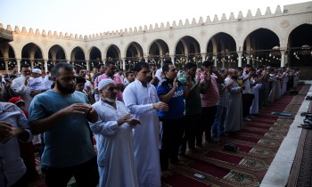 صلاة جماعية على النبي ﷺ بقرار حكومي بعد الجمعة تثير جدلا في مصر