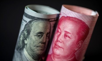 معهد إسباني: هيمنة الدولار مستمرة "مؤقتا".. واليوان الصيني بديل تنافسي بعد 10 سنوات